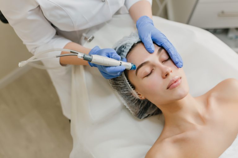 Découvrez nos réponses à vos questions les plus fréquentes sur les soins du visage.
