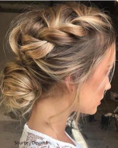 demi-chignon avec mèches tressées