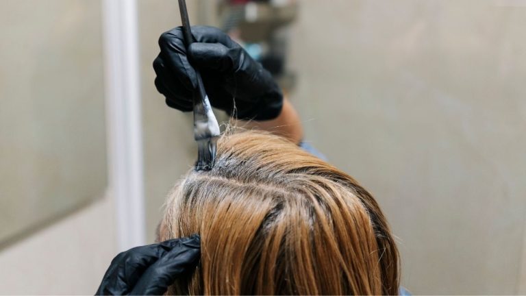 Coloration maison vs coloration en salon : pourquoi confier vos cheveux à des pros