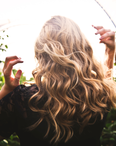 éviter les cheveux secs et cassants pendant les vacances
